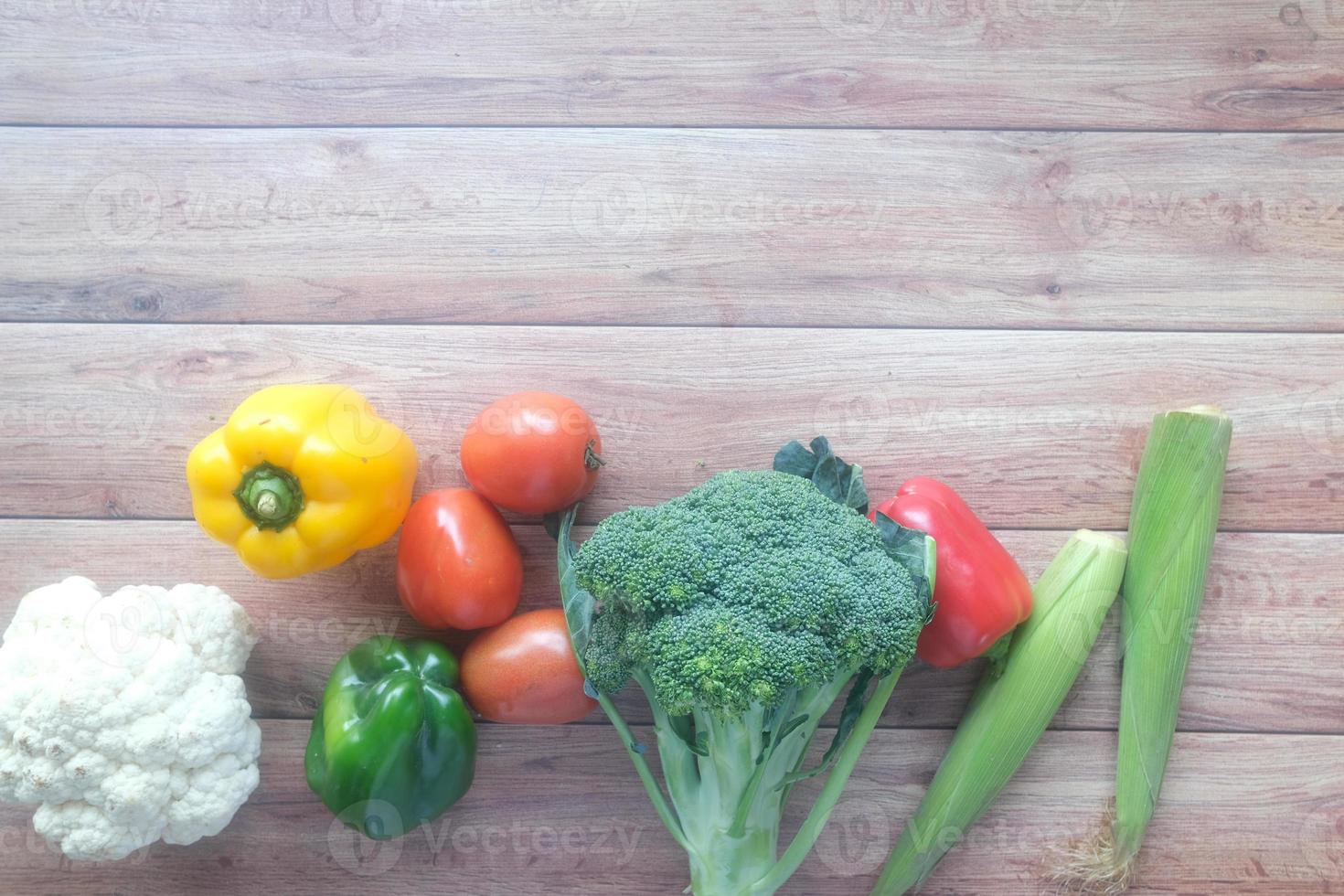 Selección de alimentos saludables con verduras frescas en la mesa foto