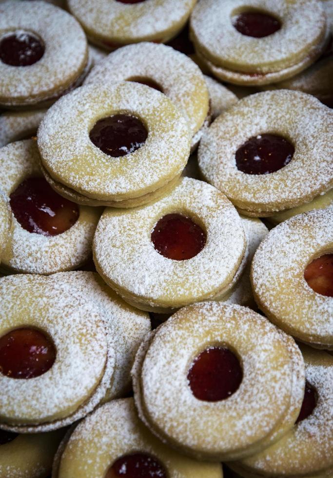 pasteles circulares rellenos de mermelada foto