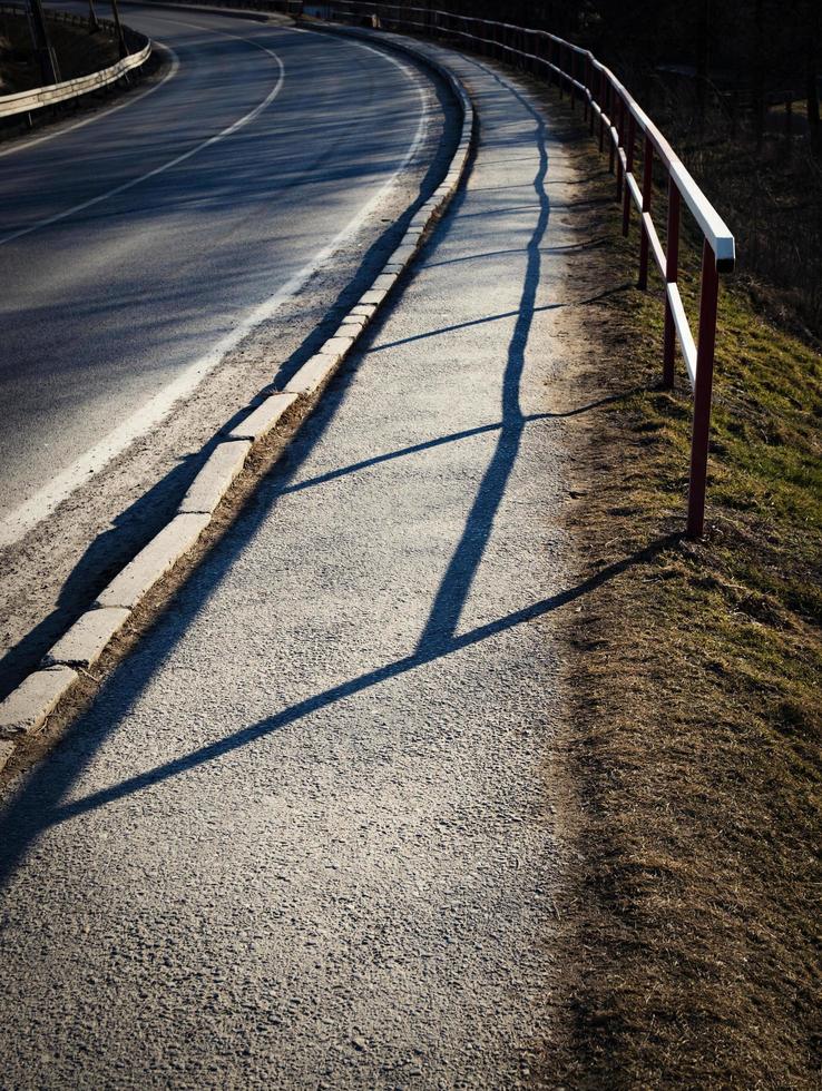 camino curvo con acera foto