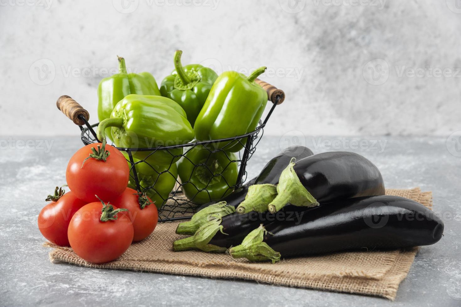 Verduras frescas maduras colocadas sobre una mesa de piedra foto