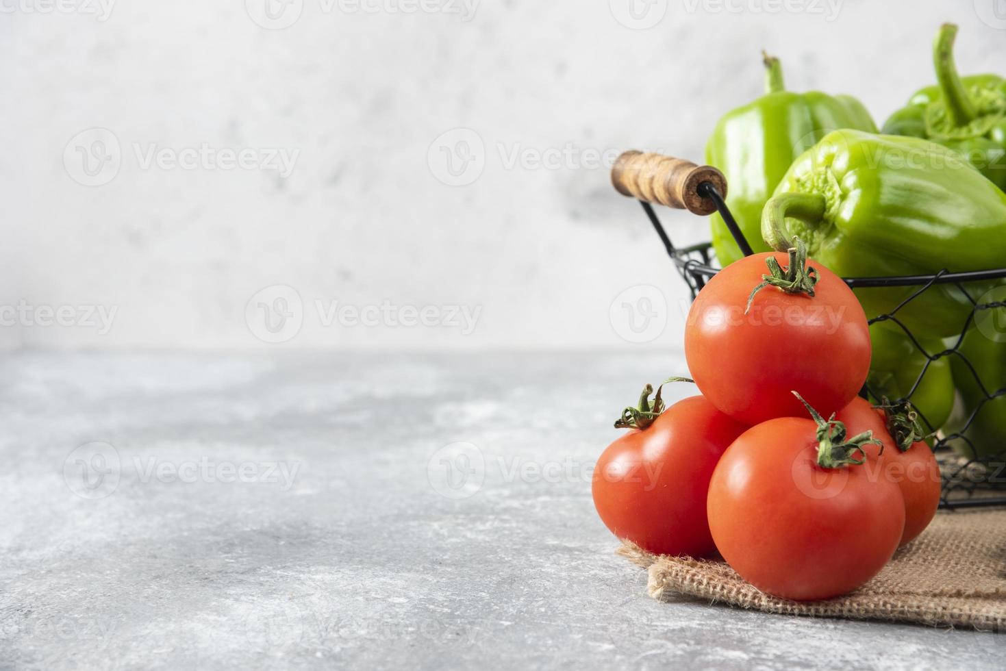 Verduras frescas maduras colocadas sobre una mesa de piedra foto