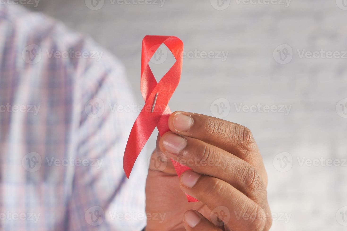 hombre sosteniendo una cinta roja foto