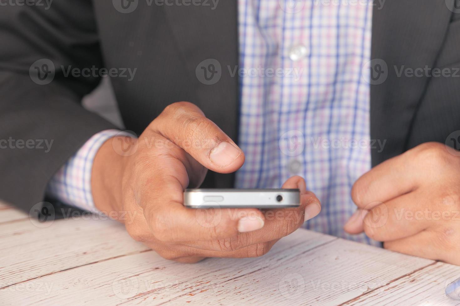 hombre de traje con teléfono inteligente foto