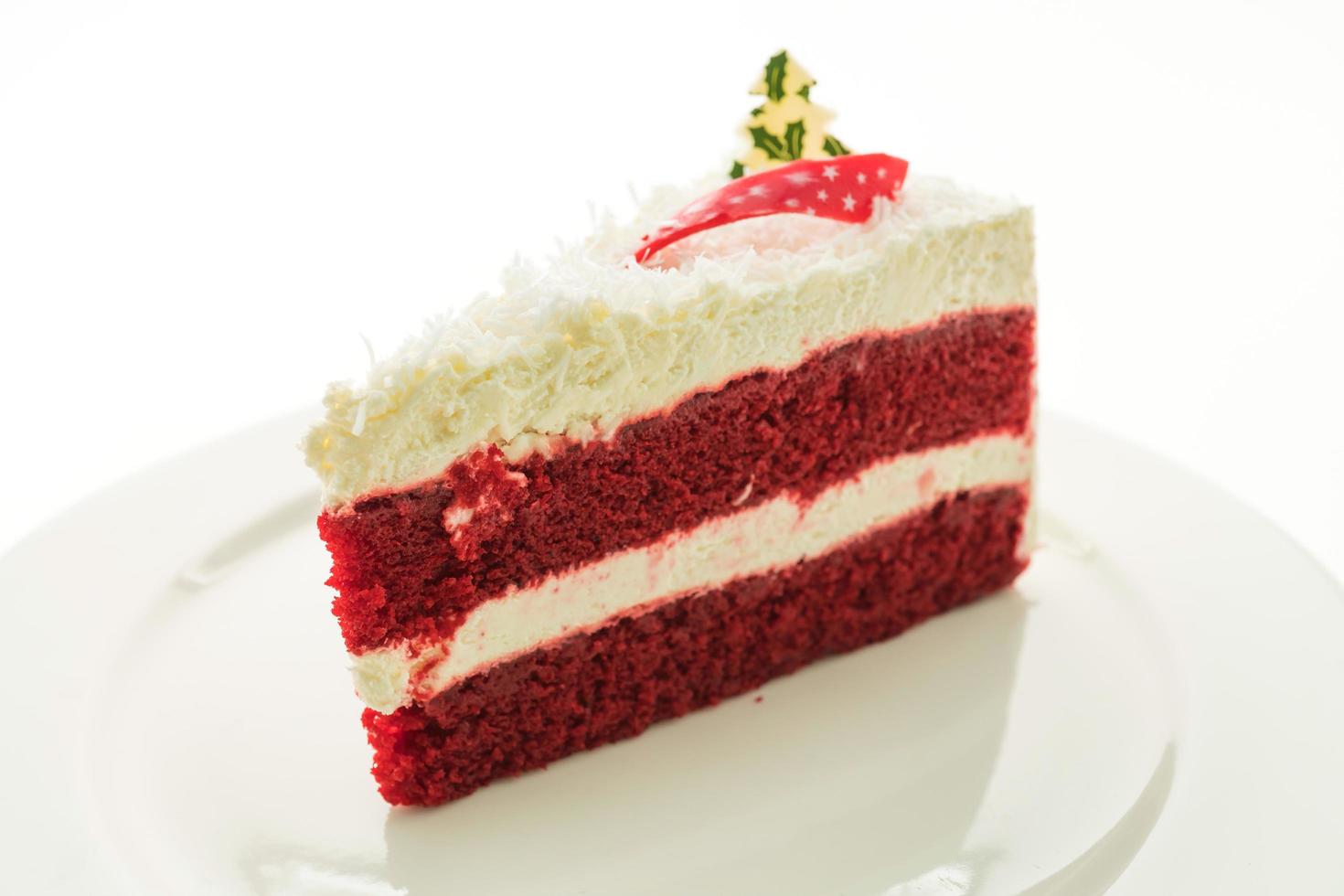 Pastel de terciopelo rojo en un plato blanco aislado sobre fondo blanco. foto