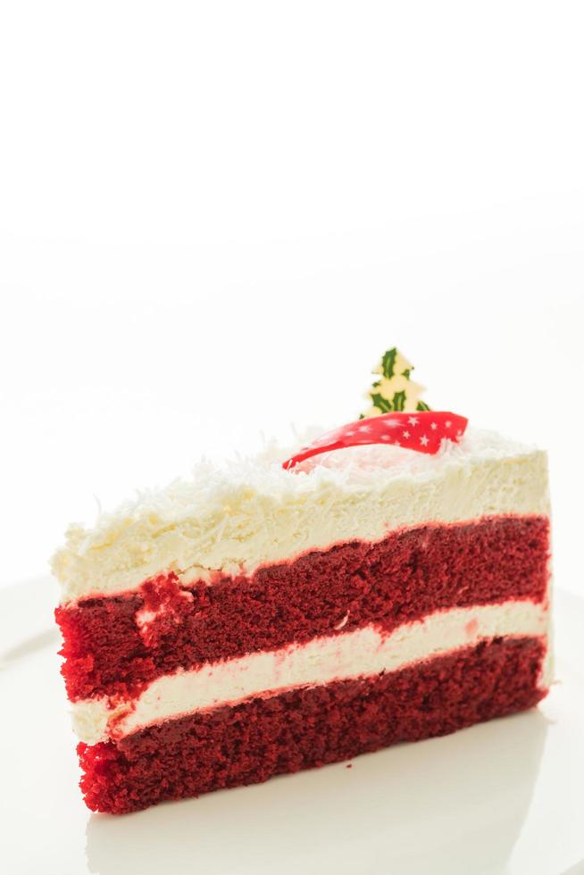 Pastel de terciopelo rojo en un plato blanco aislado sobre fondo blanco. foto