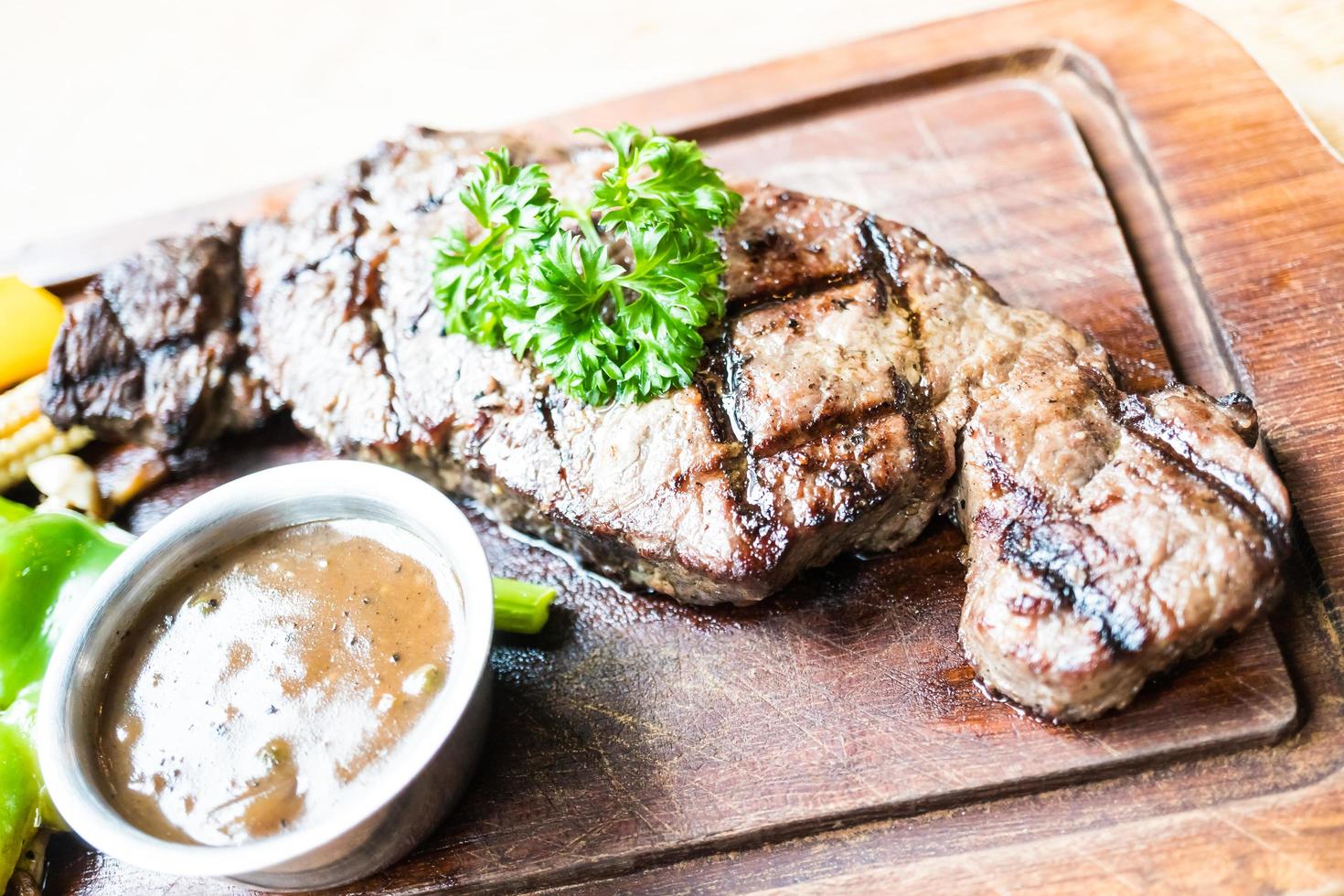 bistec de ternera a la parrilla foto