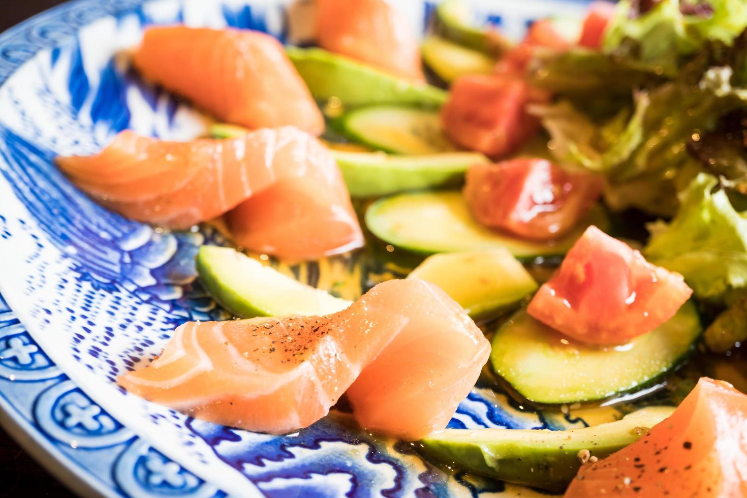 ensalada de salmón y aguacate foto