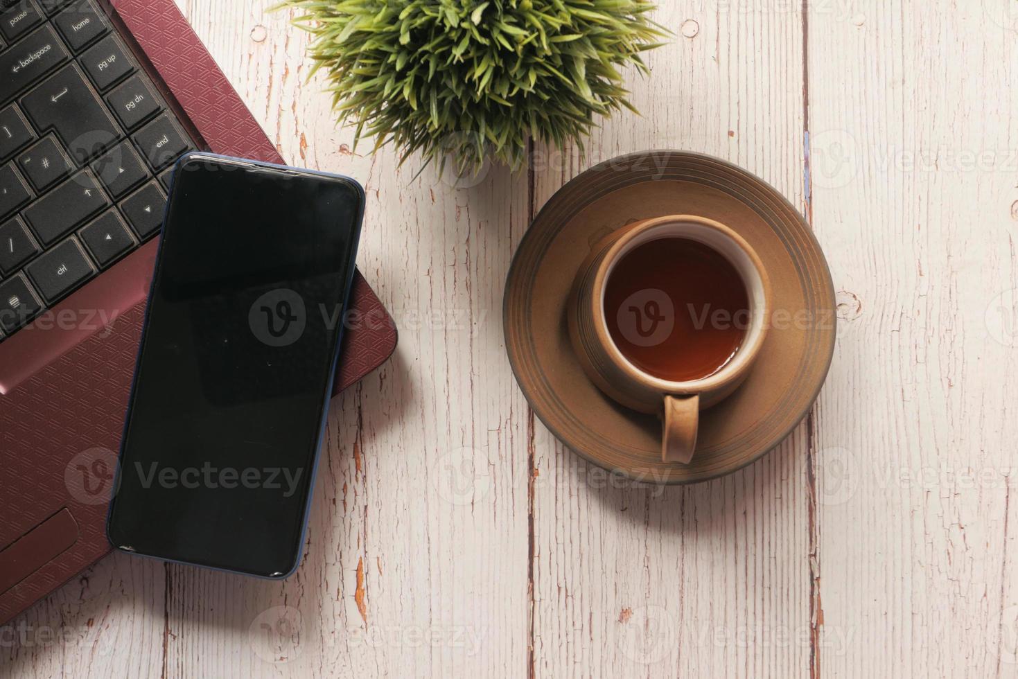 teléfono inteligente y café sobre fondo neutro foto