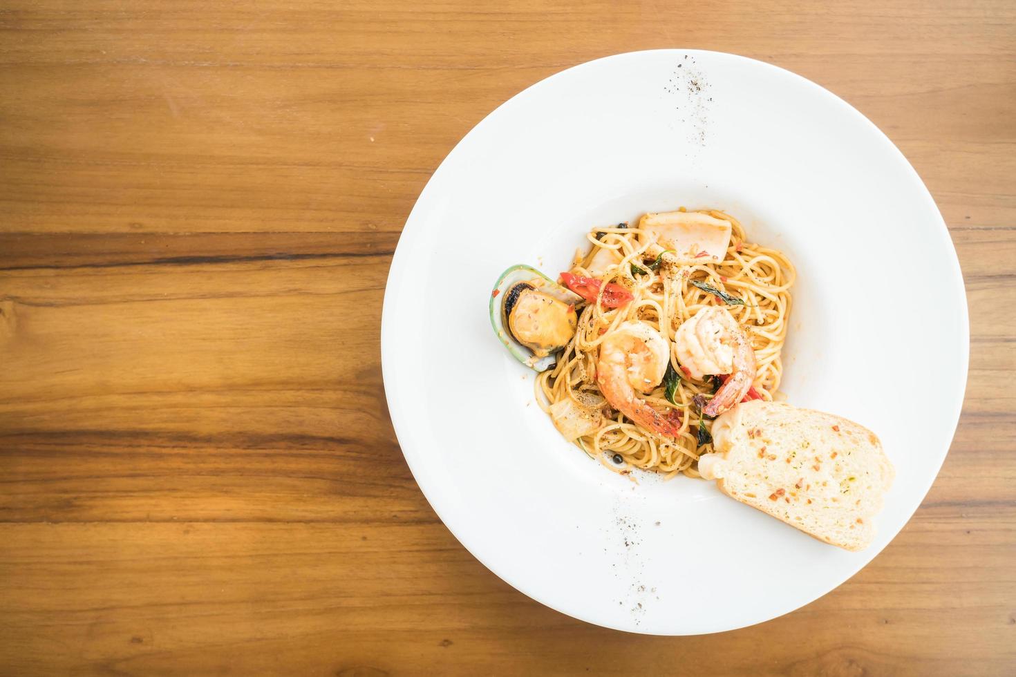 espagueti de mariscos en plato blanco foto