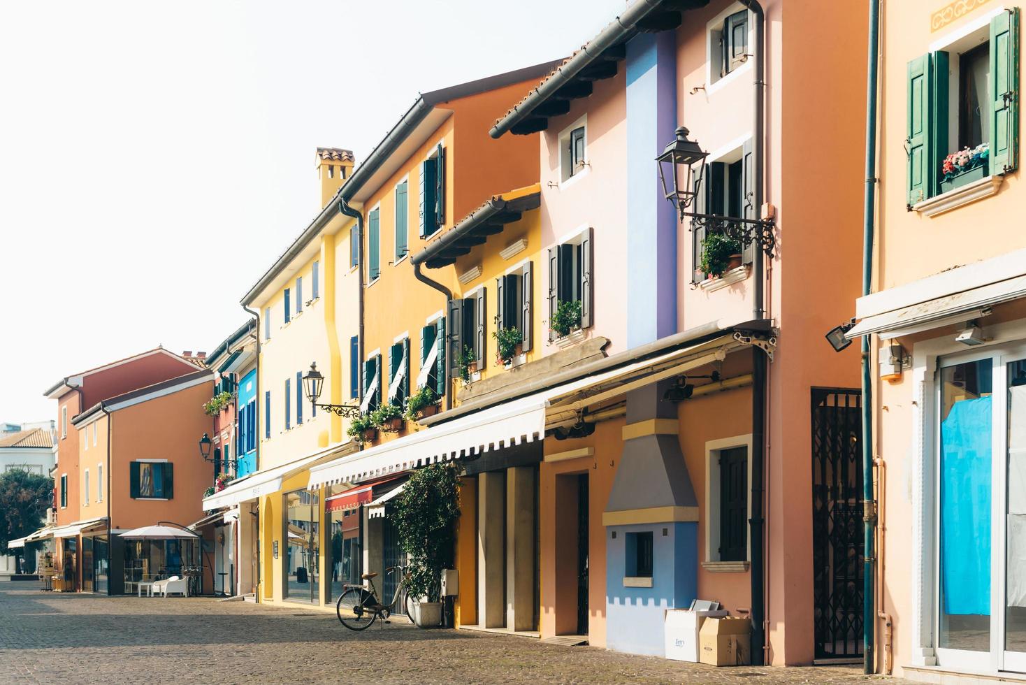 Caorle, Italia 2017- distrito turístico de la antigua ciudad provincial de Caorle en Italia foto