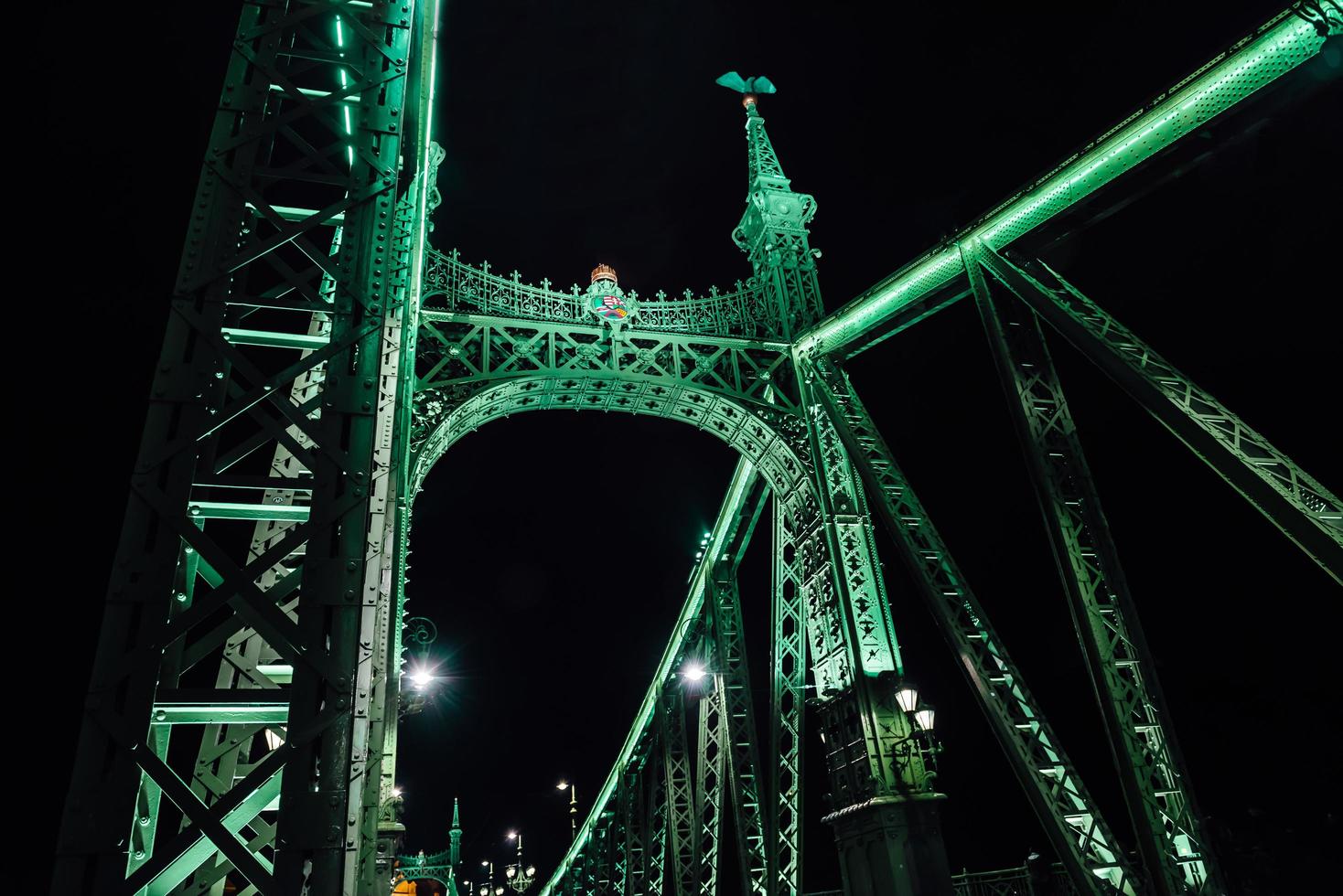 Viejo puente de hierro sobre el río Danubio en Budapest foto