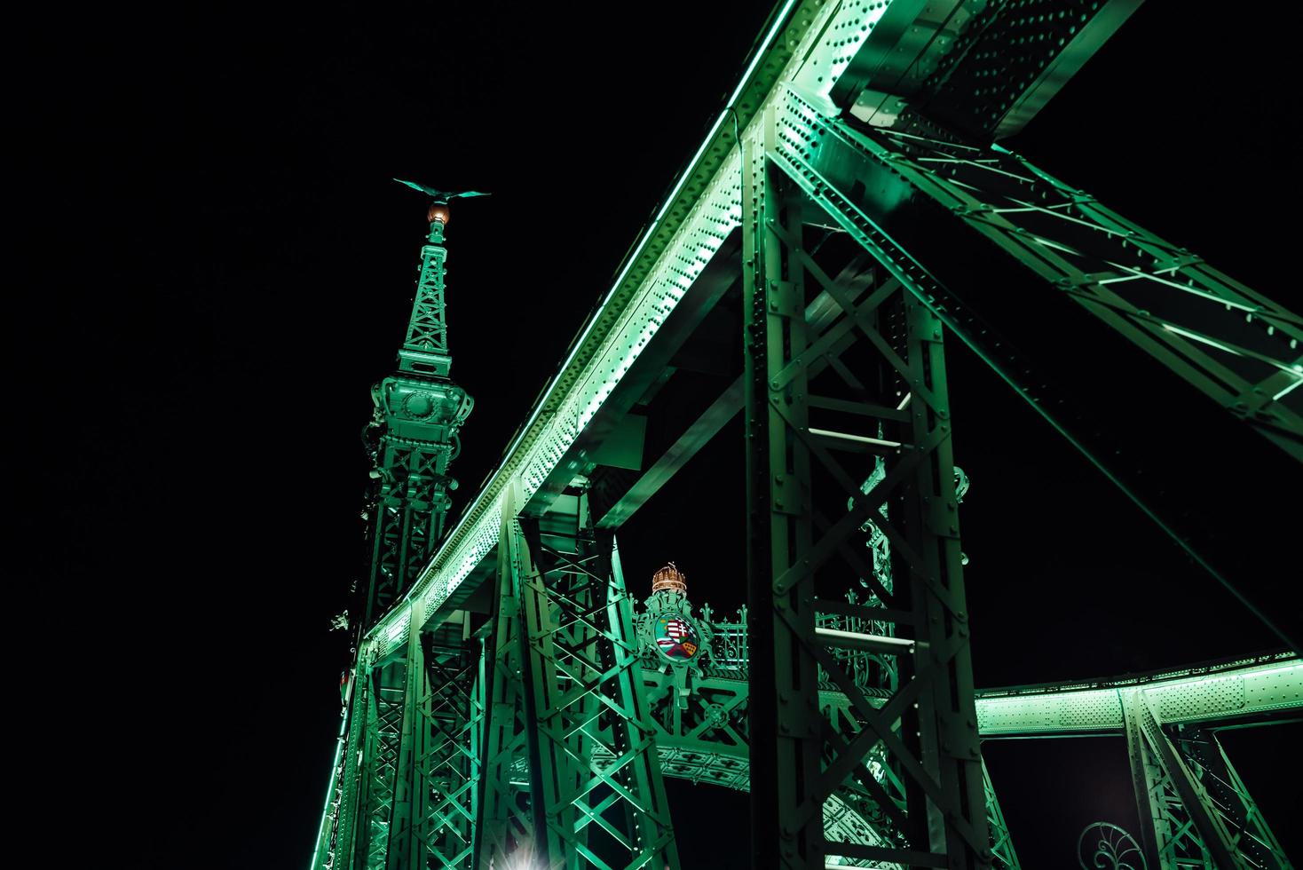 Viejo puente de hierro sobre el río Danubio en Budapest foto