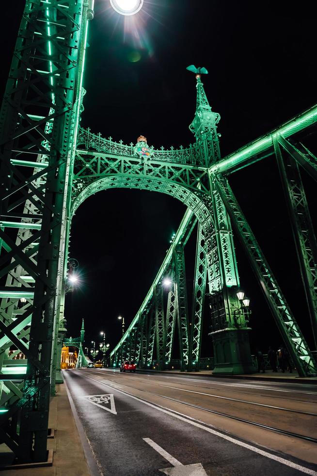 Viejo puente de hierro sobre el río Danubio en Budapest foto