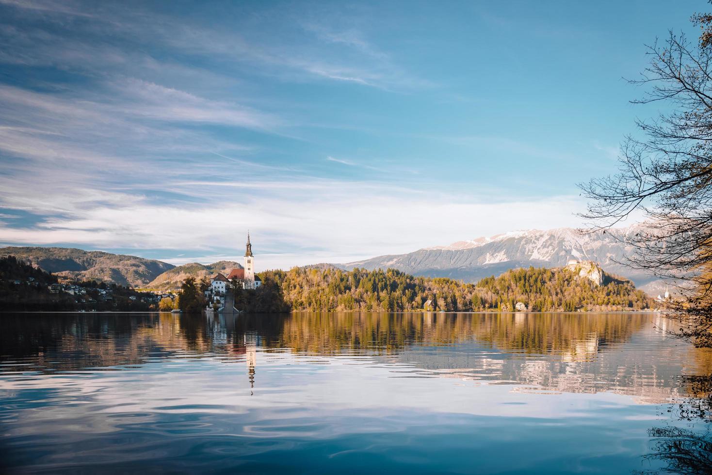 lago sangrado en las montañas alpinas foto