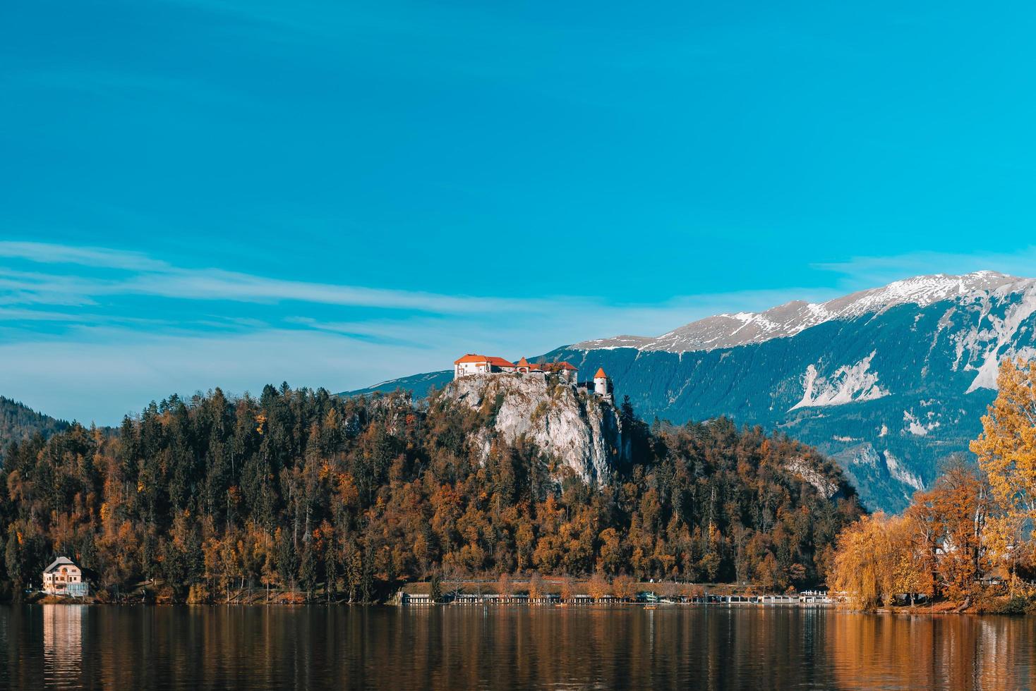 lago sangrado en las montañas alpinas foto