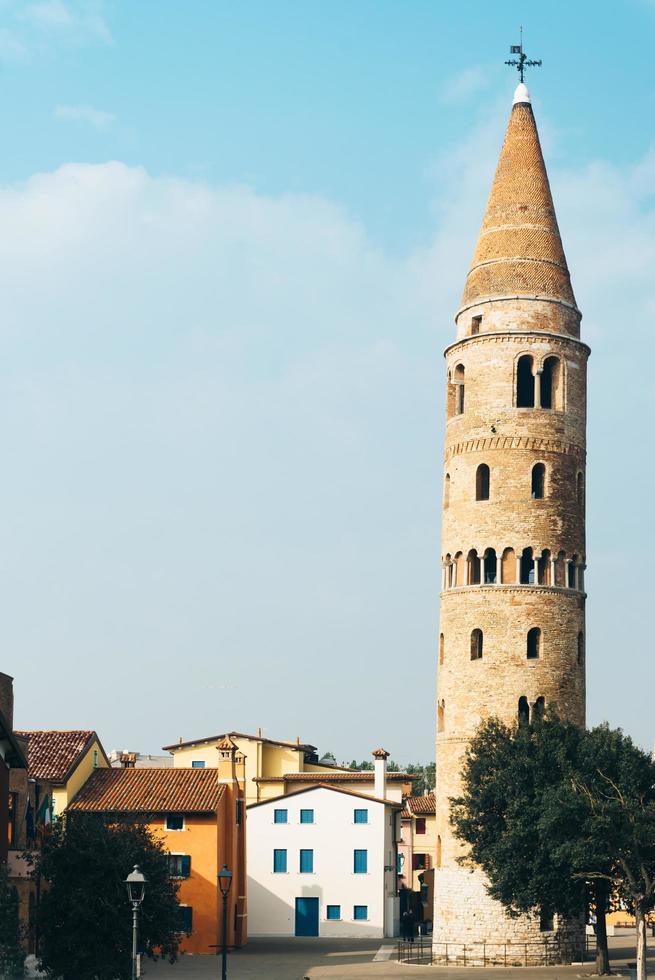 Campanario del Duomo Santo Stefano en Caorle Italia foto