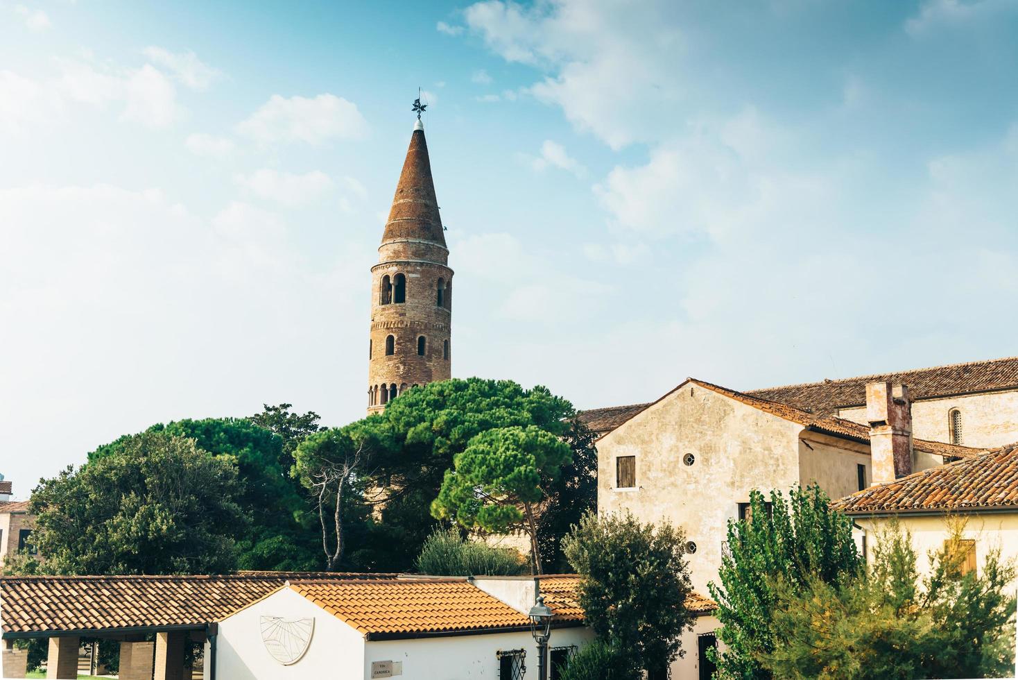 Campanario del Duomo Santo Stefano en Caorle Italia foto