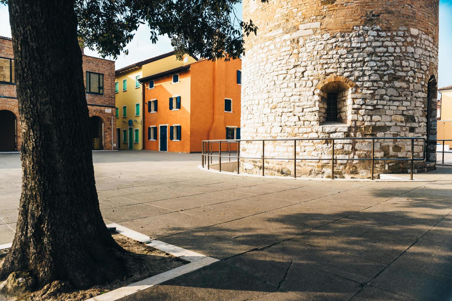 Campanario del Duomo Santo Stefano en Caorle Italia foto