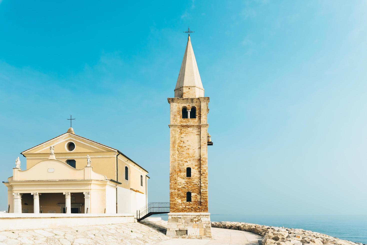 Iglesia de Nuestra Señora del Ángel en la playa de Caorle Italia foto