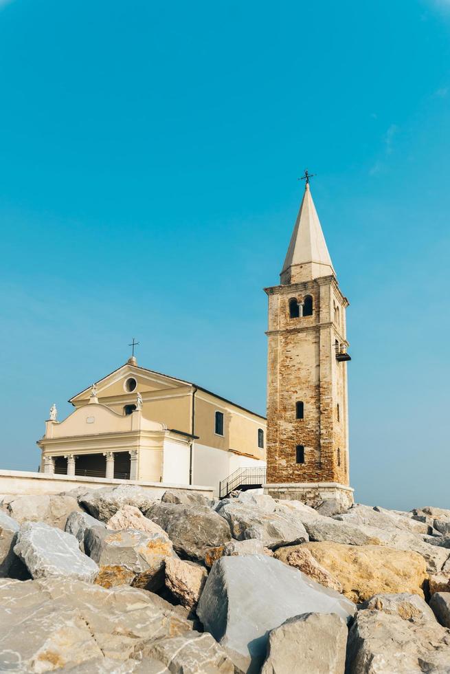 Iglesia de Nuestra Señora del Ángel en la playa de Caorle Italia foto