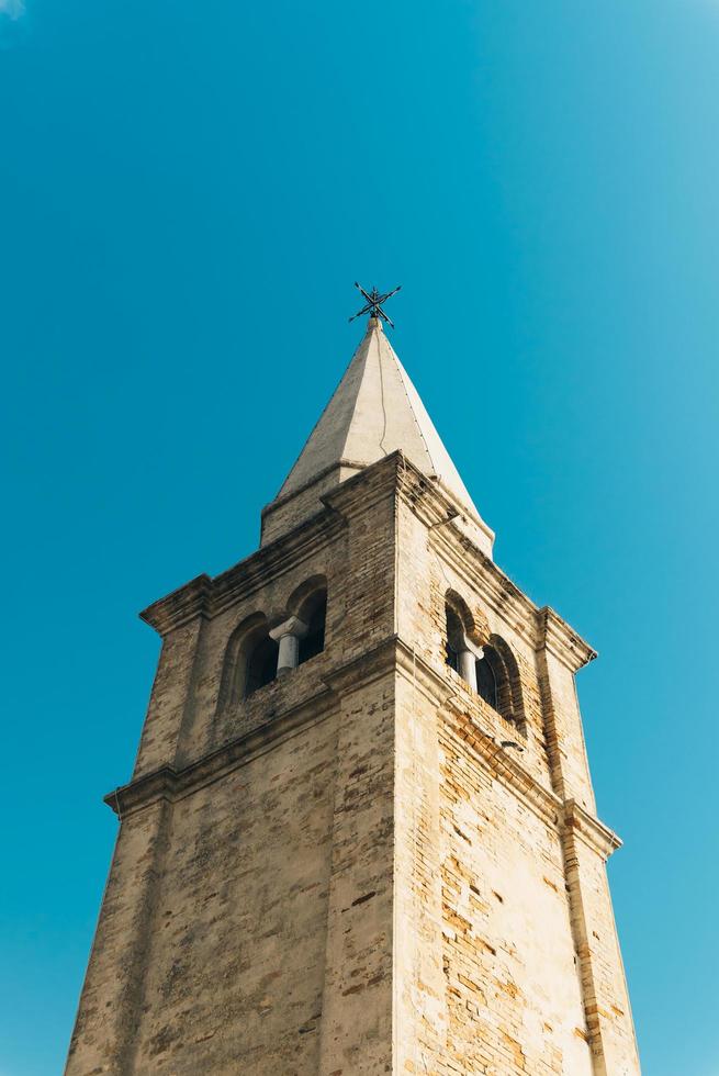 Iglesia de Nuestra Señora del Ángel en la playa de Caorle Italia foto