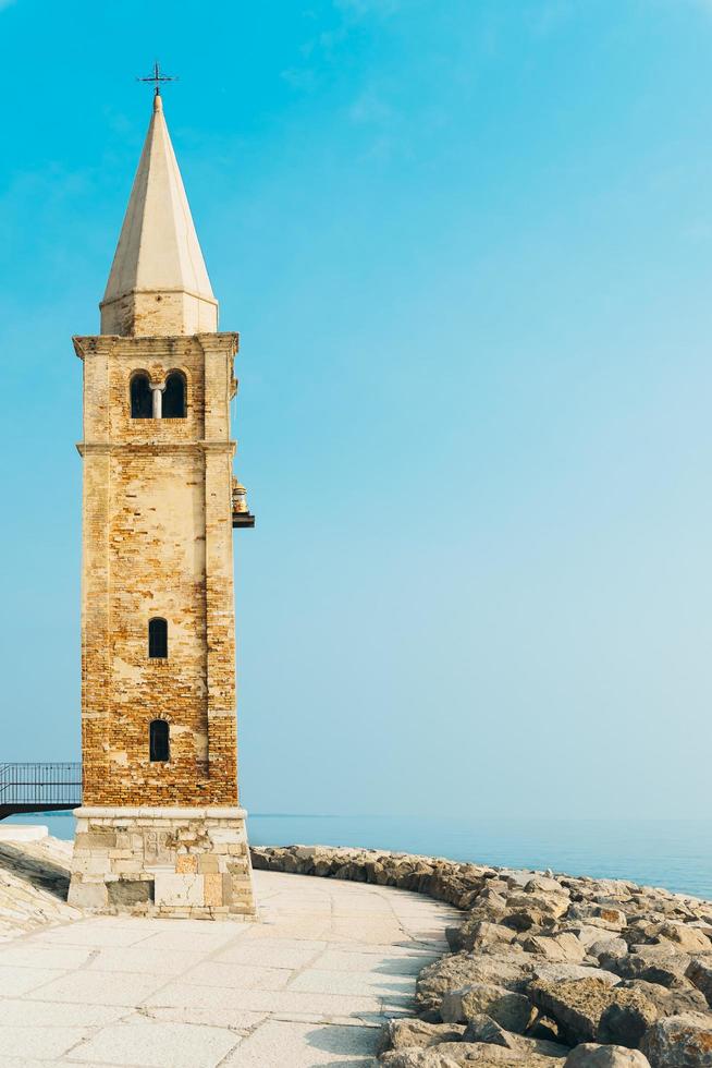 Iglesia de Nuestra Señora del Ángel en la playa de Caorle Italia foto