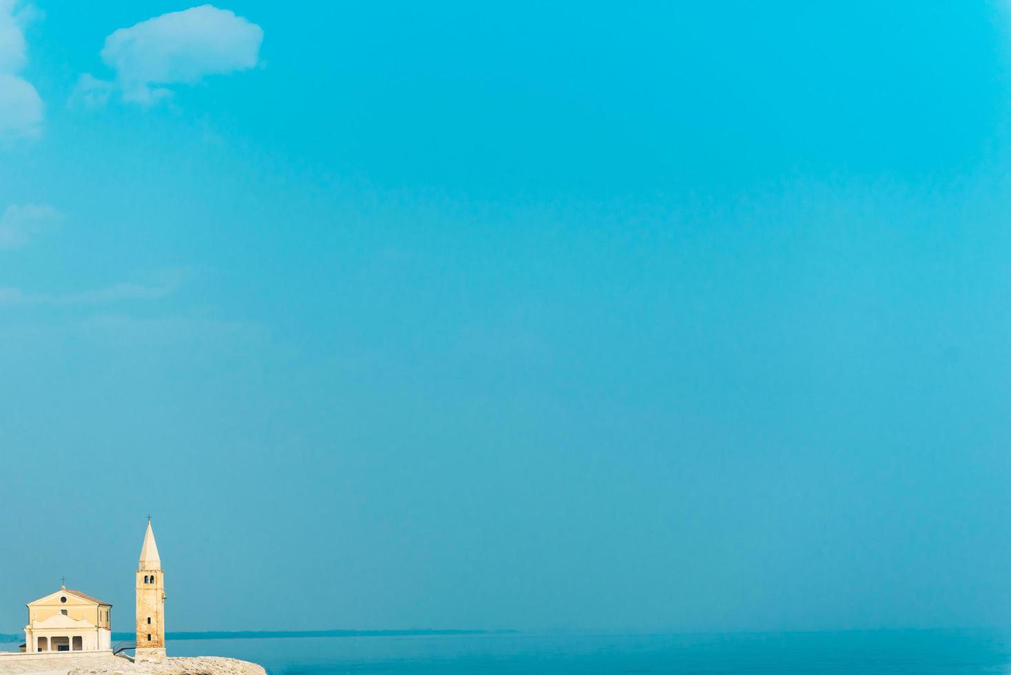 Iglesia de Nuestra Señora del Ángel en la playa de Caorle Italia foto