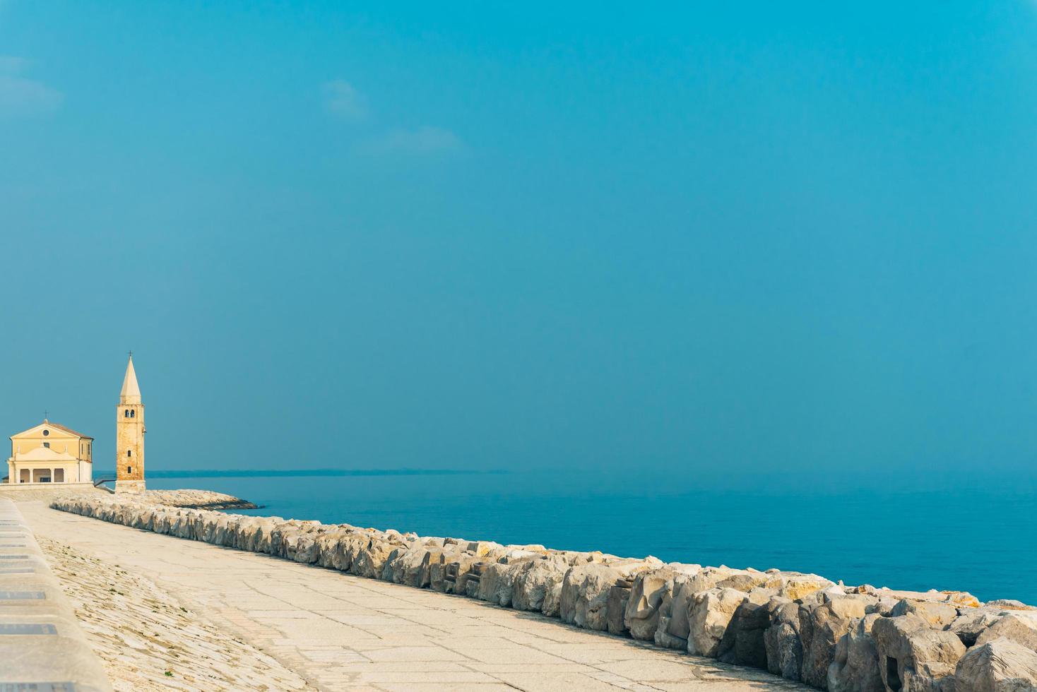 Iglesia de Nuestra Señora del Ángel en la playa de Caorle Italia foto