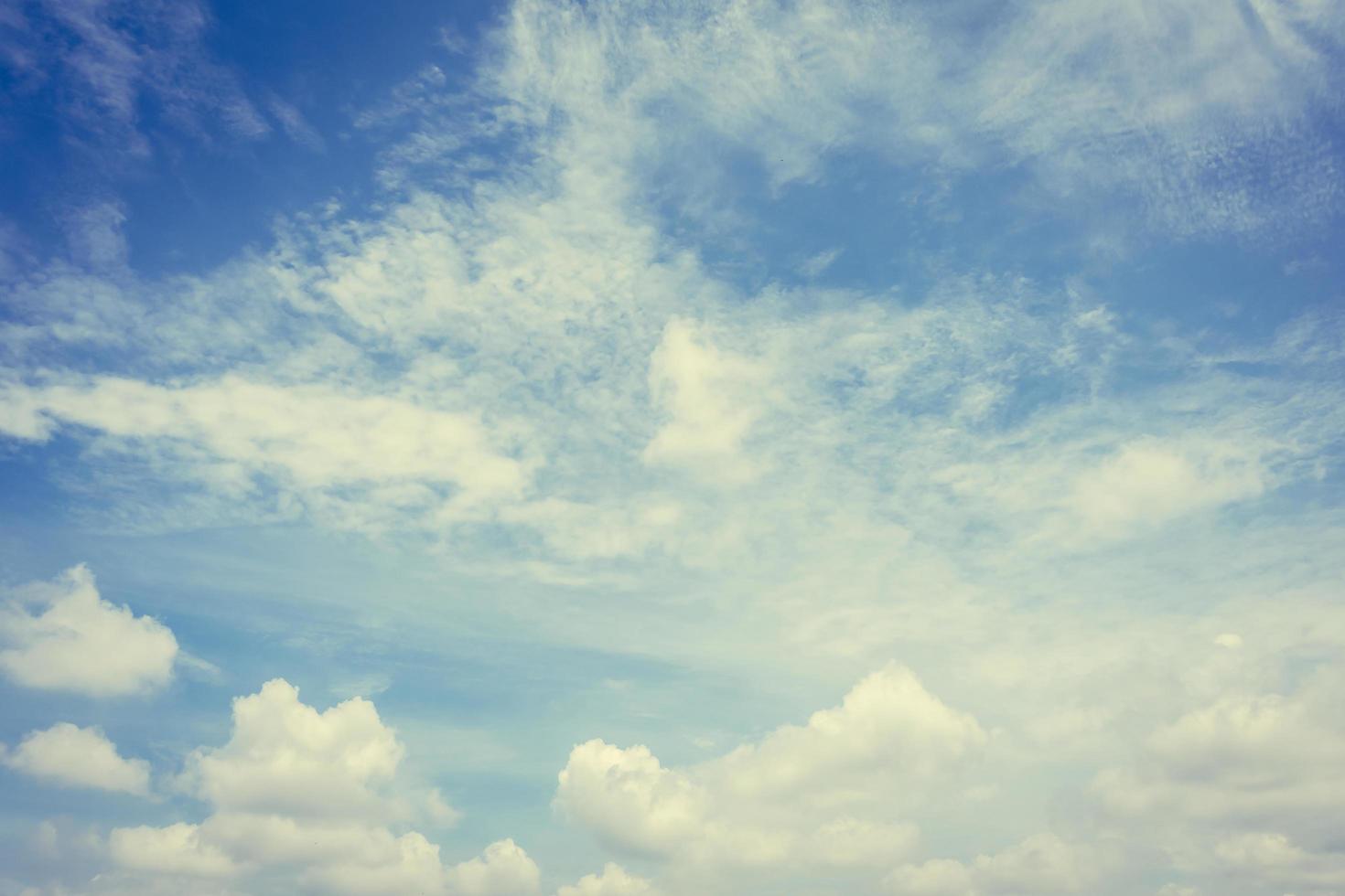 nubes blancas en el cielo azul foto