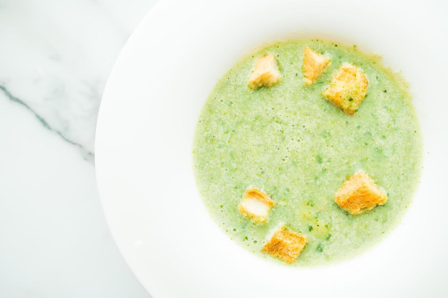 sopa de crema de espinacas verdes foto