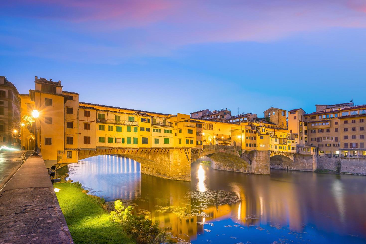 Ponte Vecchio sobre el río Arno en Florencia. foto