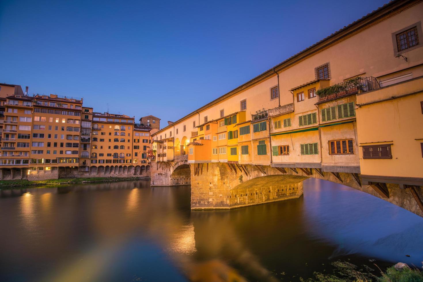 Ponte Vecchio sobre el río Arno en Florencia. foto