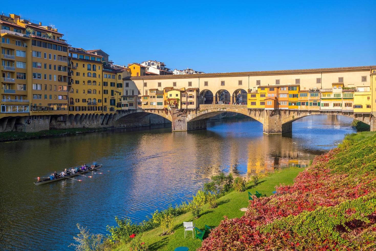 Ponte Vecchio sobre el río Arno en Florencia. foto