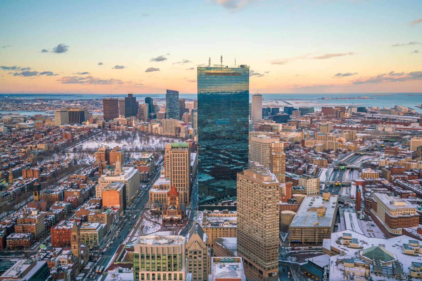 Vista aérea de Boston en Massachusetts, EE.UU. en la noche foto