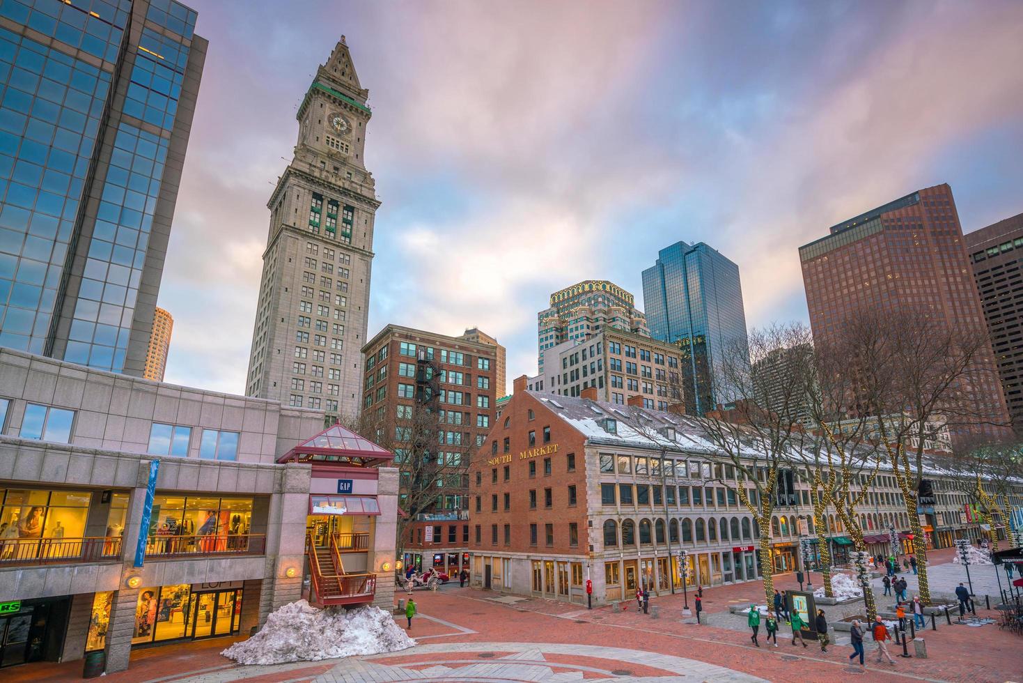 Mercado al aire libre en Quincy Market y South Market en la zona histórica de Boston. foto