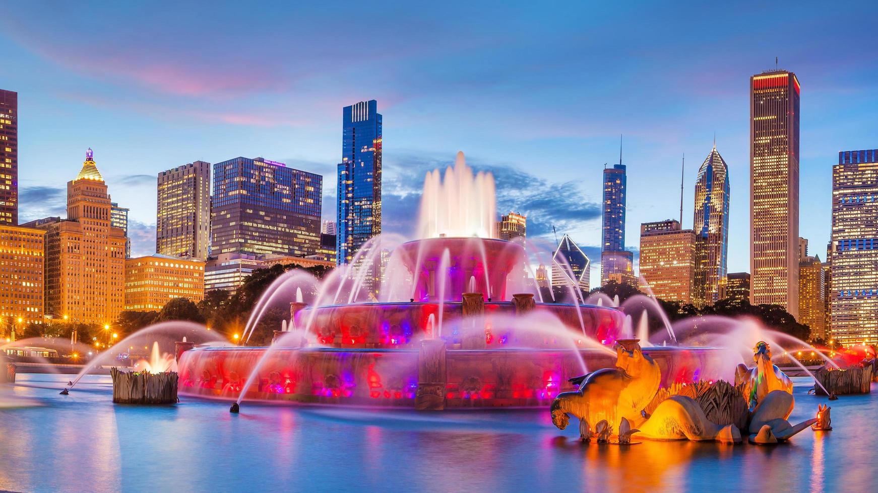 Panorama del horizonte de Chicago con rascacielos y fuente de Buckingham foto