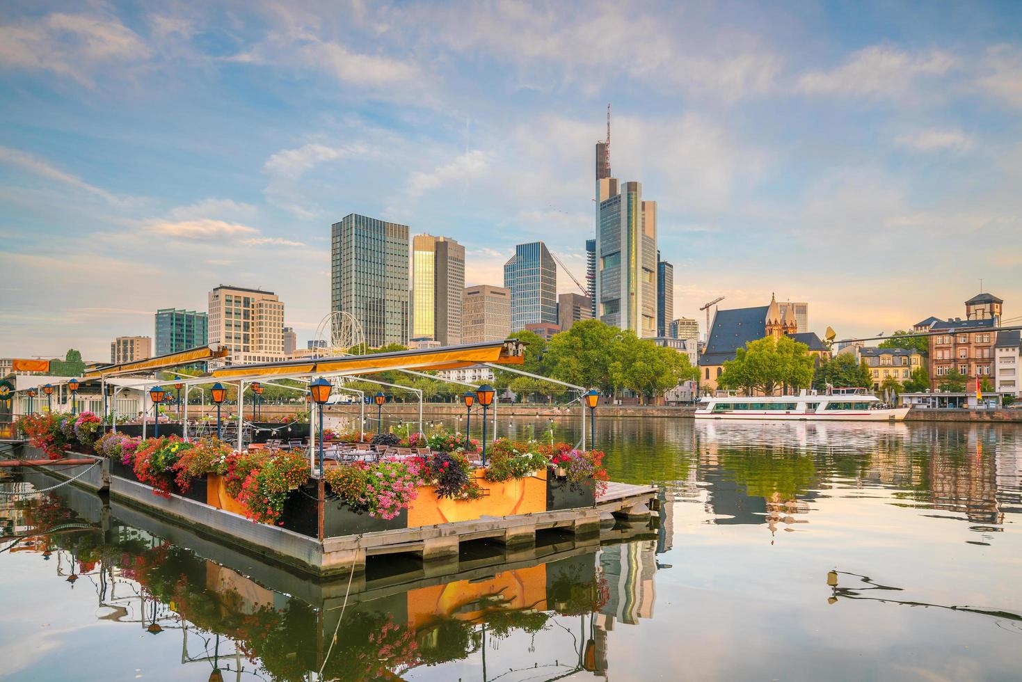 Vista del horizonte de la ciudad de Frankfurt, Alemania con el cielo azul foto