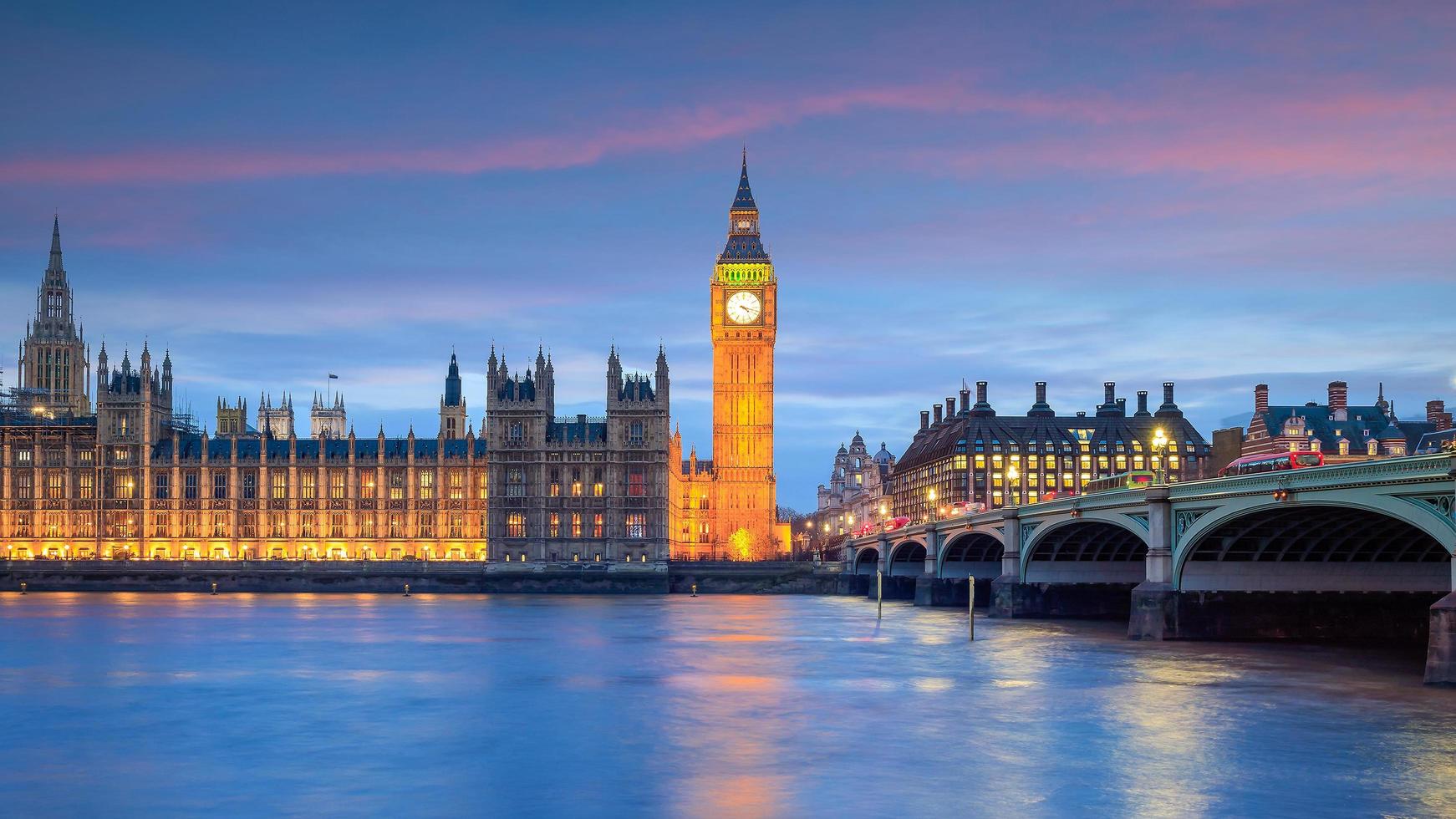 Big Ben y las casas del parlamento en el crepúsculo foto