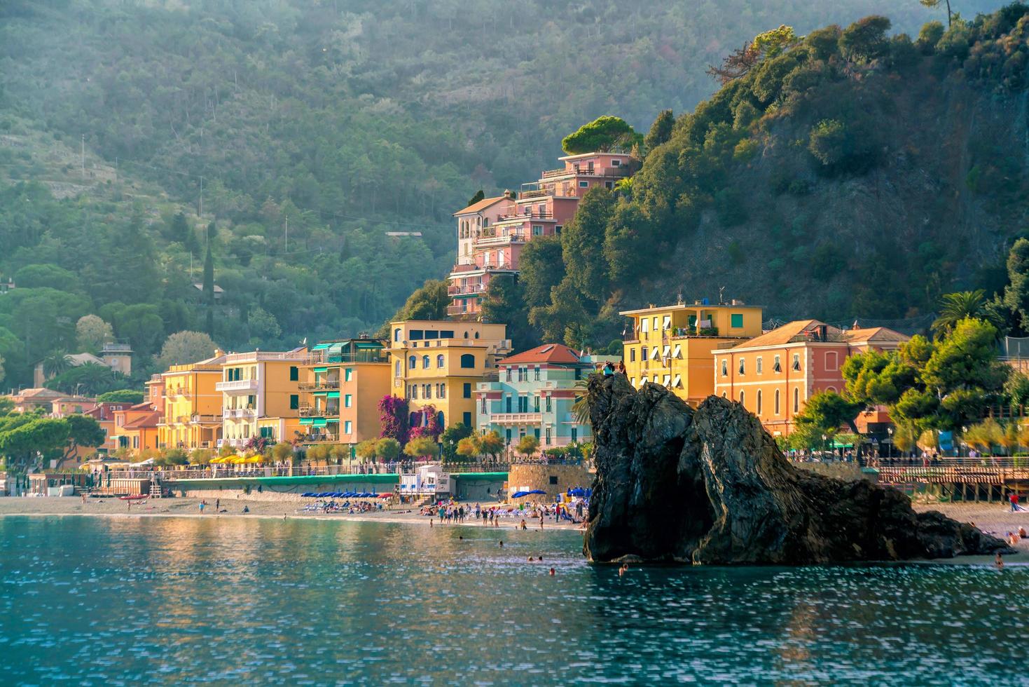 Monterosso al Mare, antiguos pueblos costeros de Cinque Terre en Italia foto