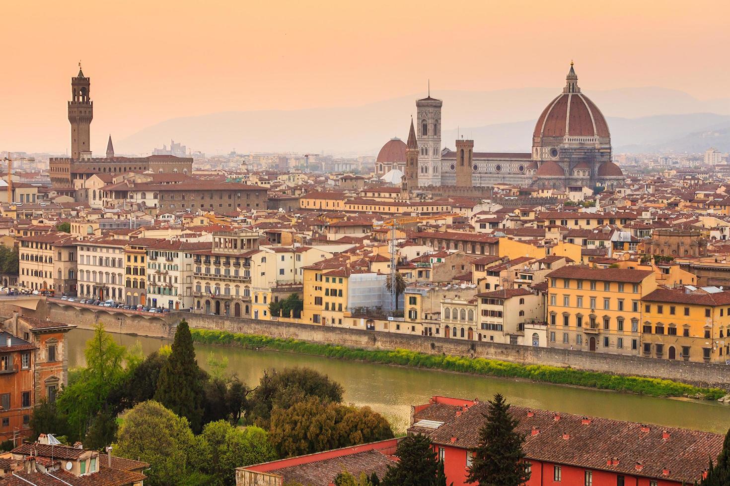 ciudad de florencia durante la puesta de sol foto