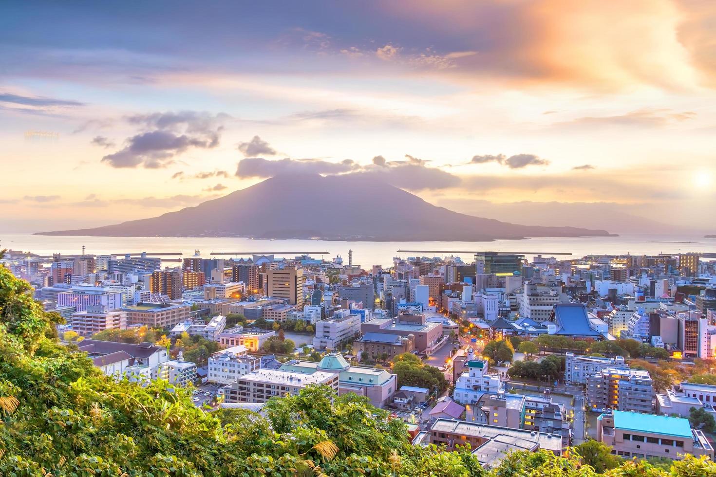 Paisaje urbano del horizonte del centro de la ciudad de Kagoshima con el volcán sakurajima en Kyushu, Japón foto