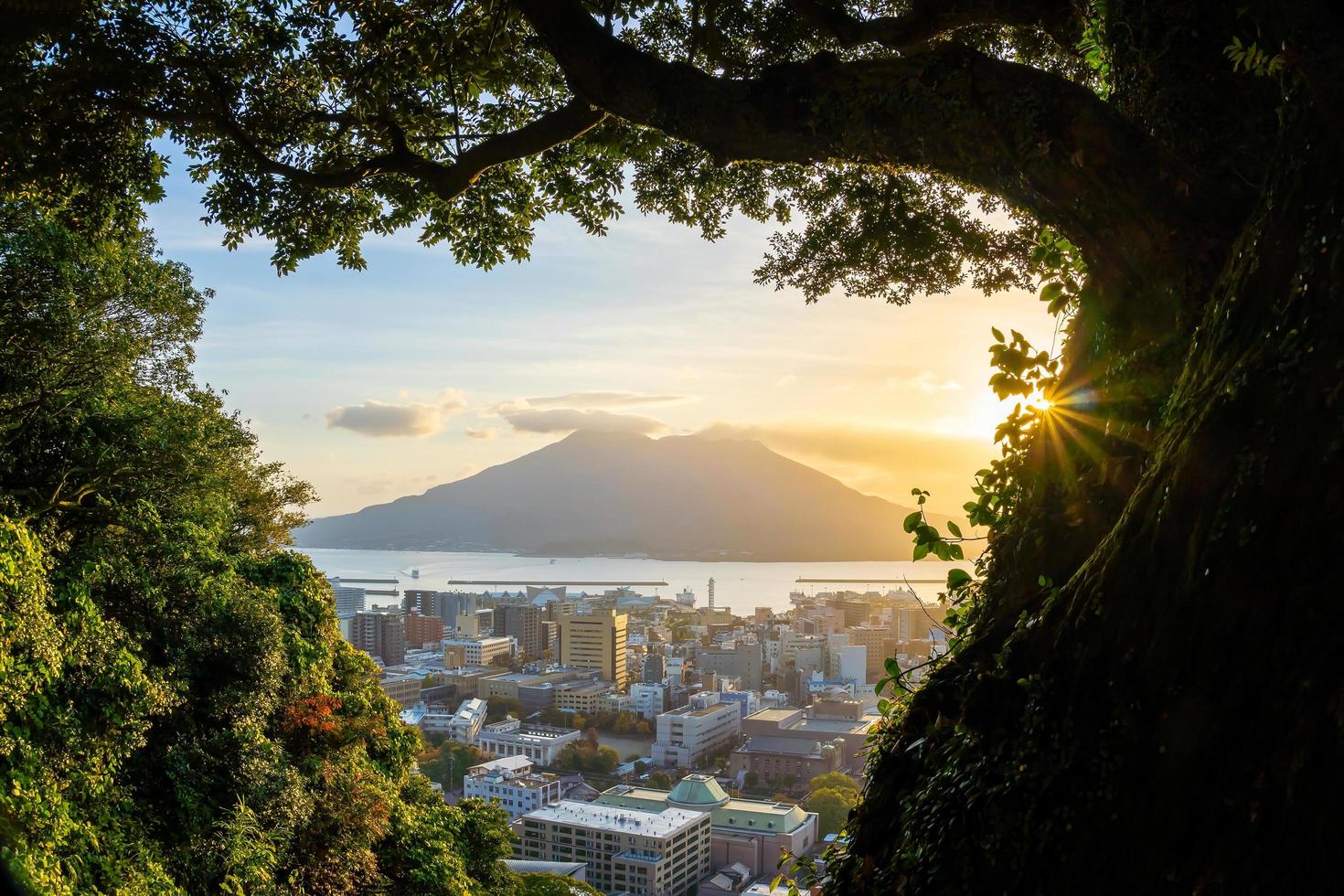 Paisaje urbano del horizonte del centro de la ciudad de Kagoshima con el volcán sakurajima en Kyushu, Japón foto