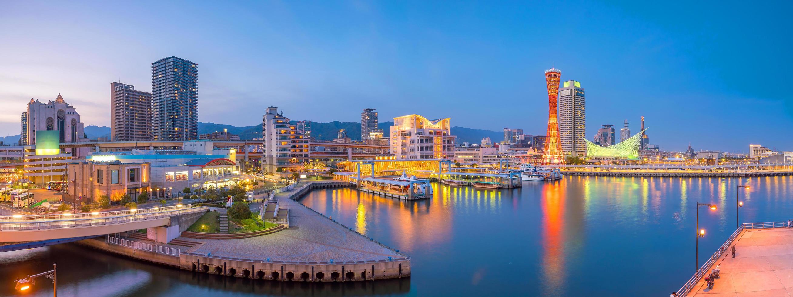 horizonte del puerto de kobe en japón foto