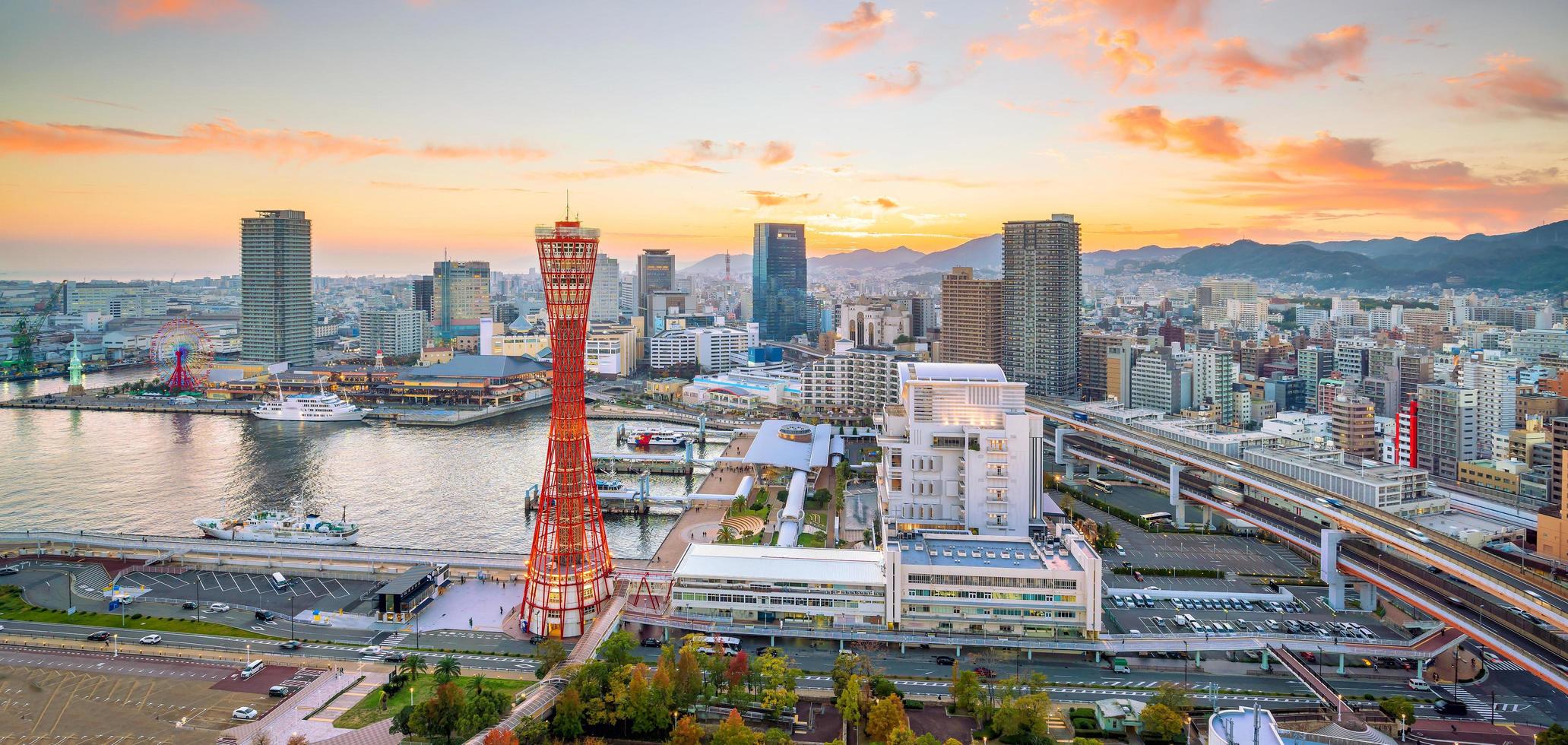 horizonte y puerto de kobe en japón foto