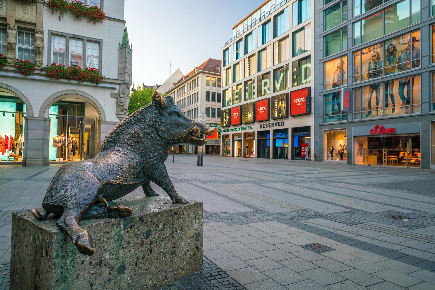 Monumento del jabalí fuera del museo de caza y pesca en Munich foto