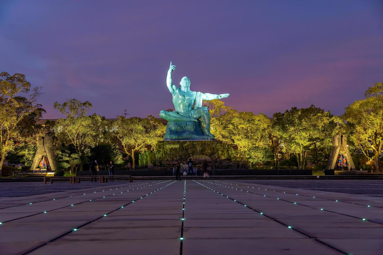 Estatua de la paz en el parque de la paz de Nagasaki, Nagasaki, Japón foto