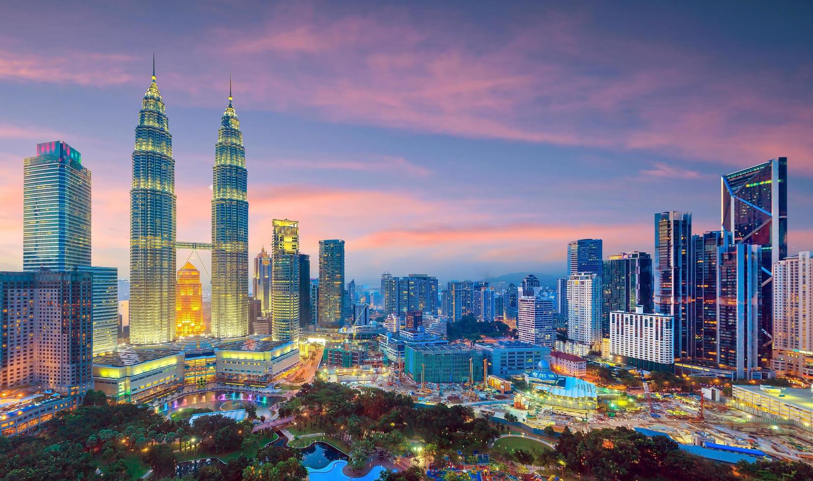 horizonte de kuala lumper en el crepúsculo foto