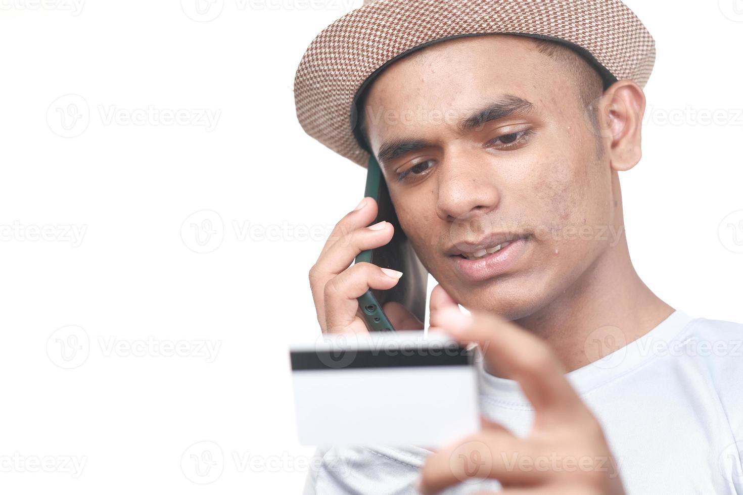 Hombre pidiendo algo por teléfono sobre fondo blanco. foto