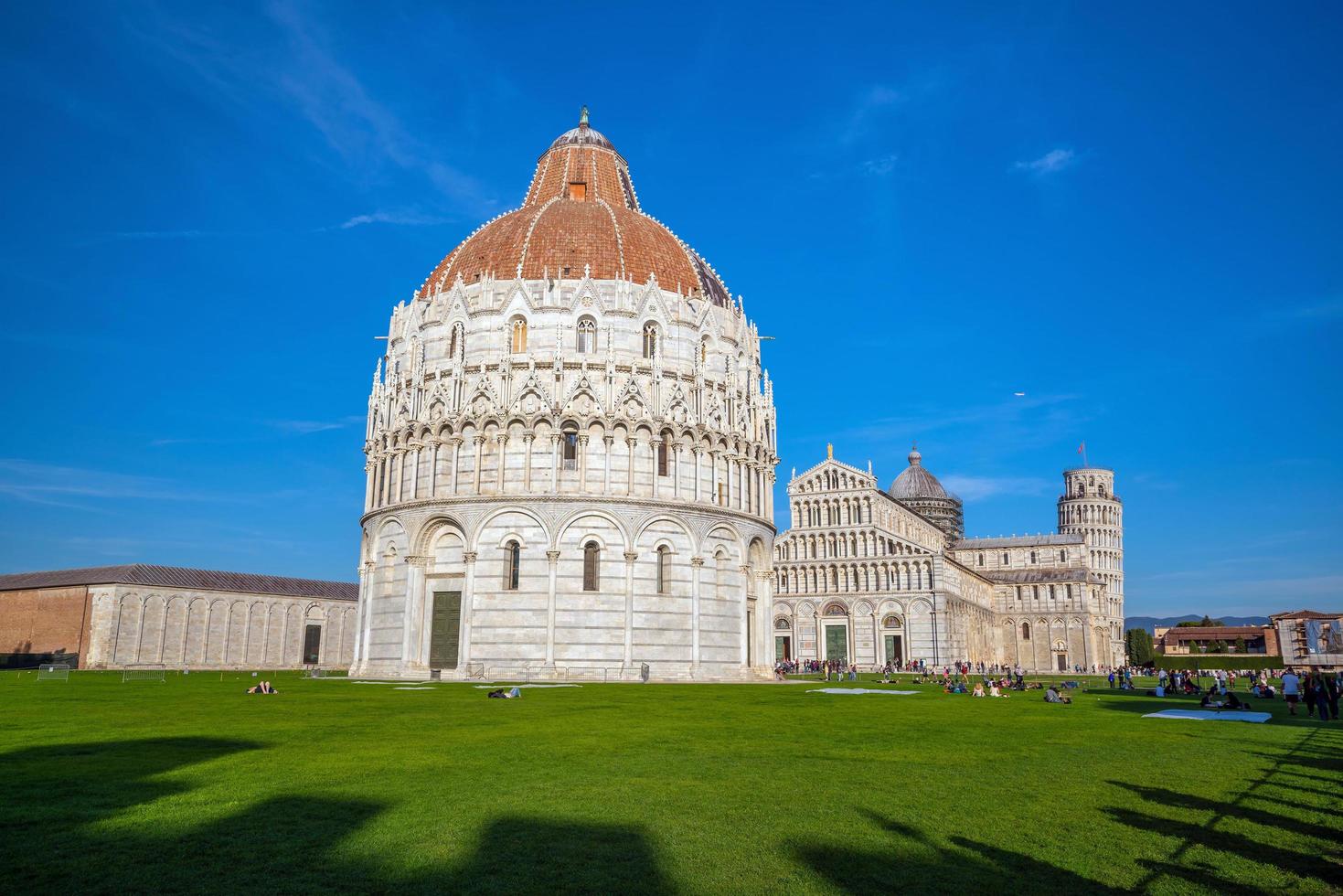 catedral de pisa y la torre inclinada foto