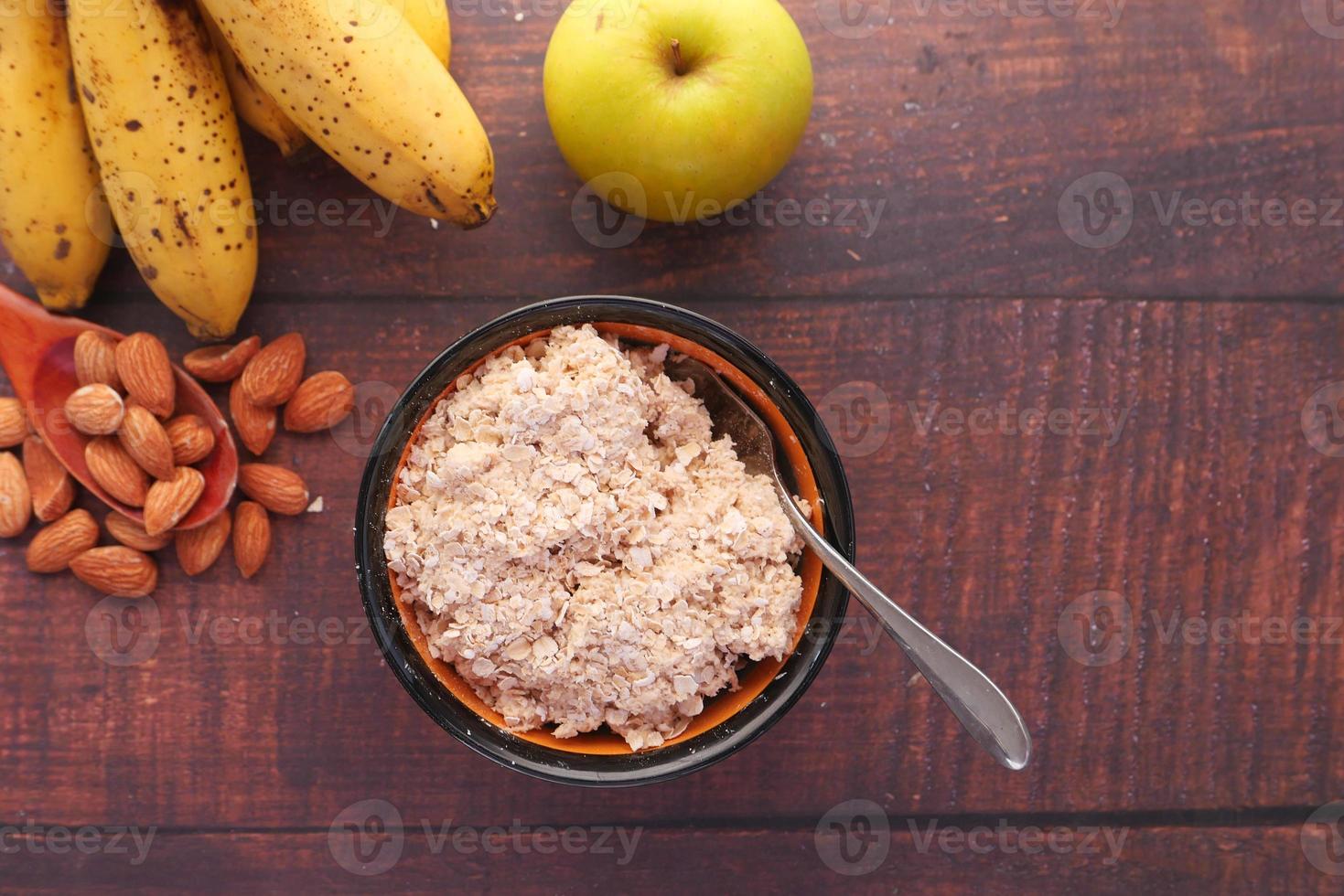 avena, frutas y nueces para el desayuno foto